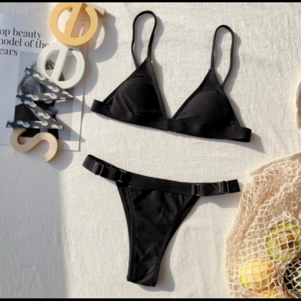 Black buckle bikini